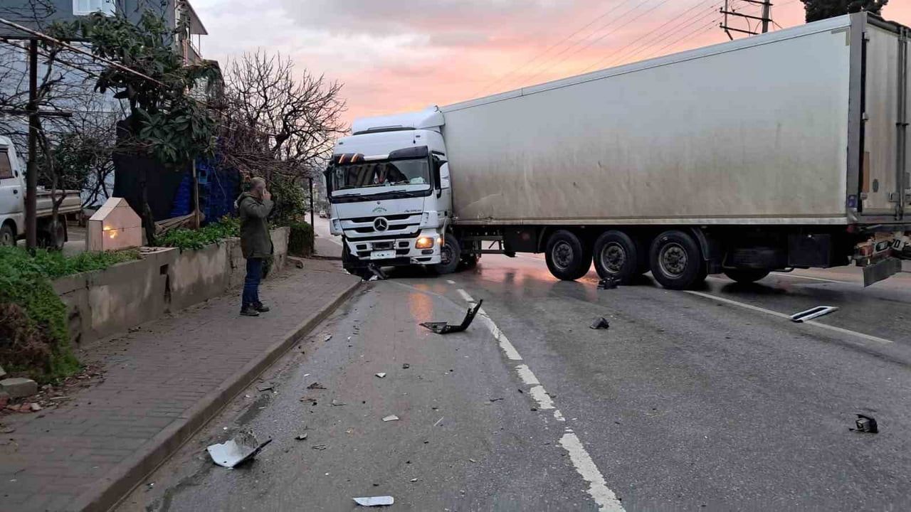 Bursa İznik'te tır kontrolü kaybedince otomobille kafa kafaya çarpıştı