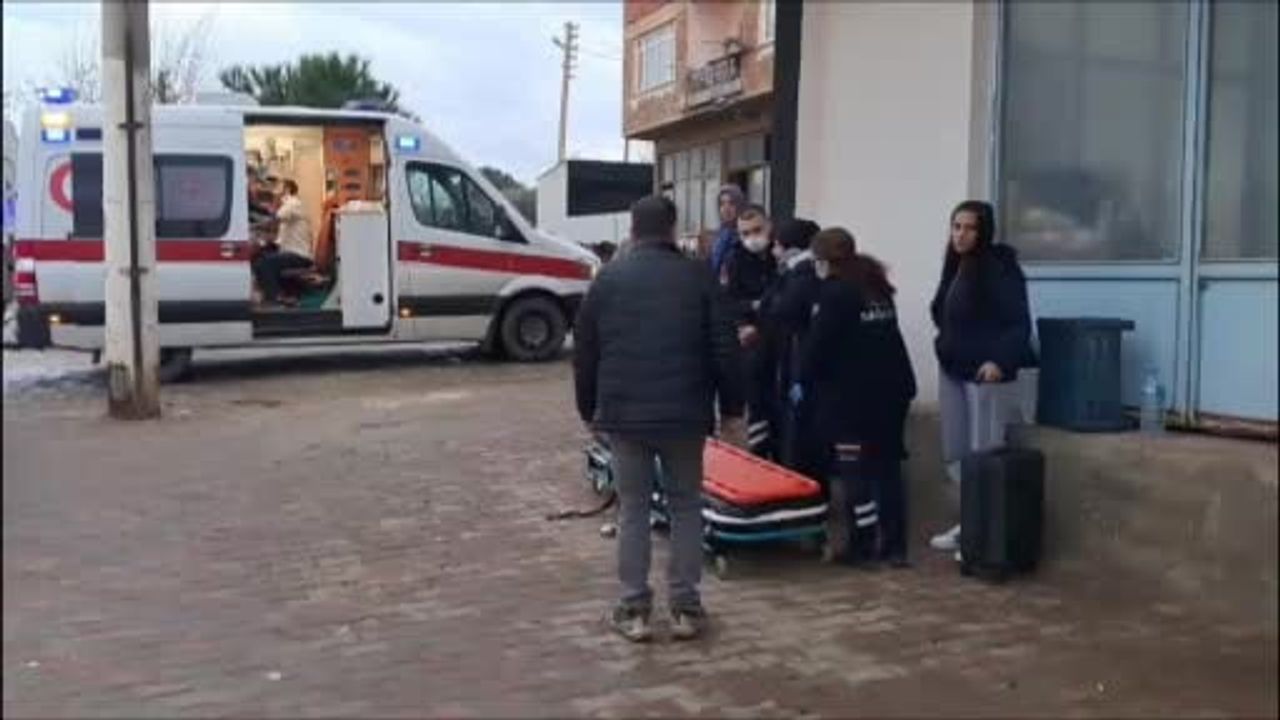 Bursa İznik'te tırın karşı şeride geçmesiyle otomobille kafa kafaya çarpışma