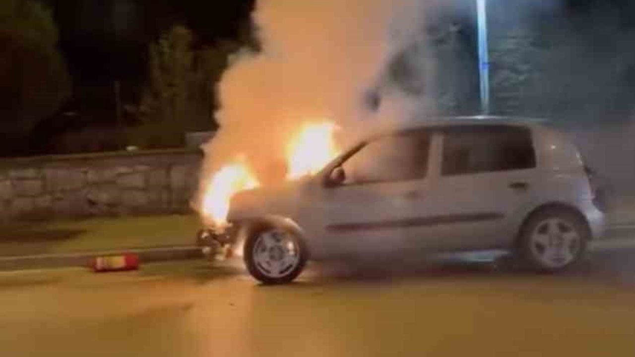 Bursa Merinos Kavşağı'nda seyir halindeki otomobil alev aldı