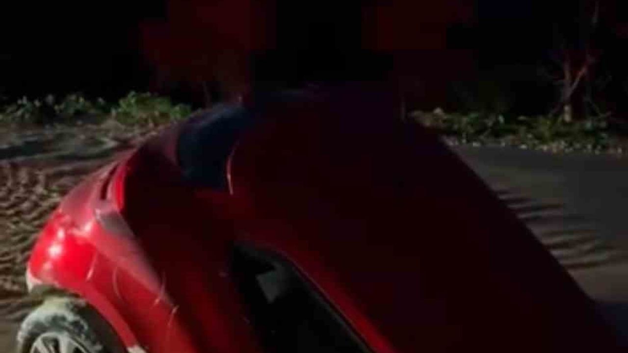 Bursa Nilüfer'de yol çamuruna saplanan otomobil, sürücü son anda kurtuldu