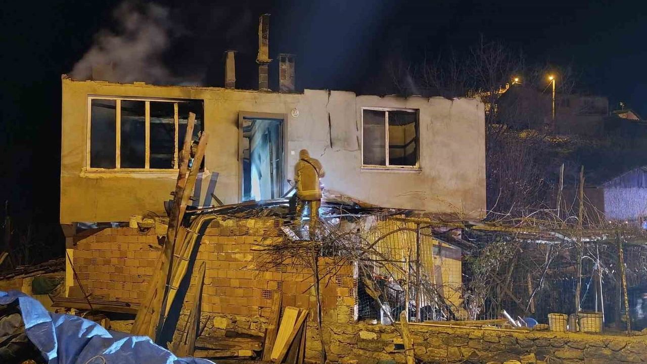 Bursa Orhaneli’de köy evi yangını: Eski muhtarın evi küle döndü