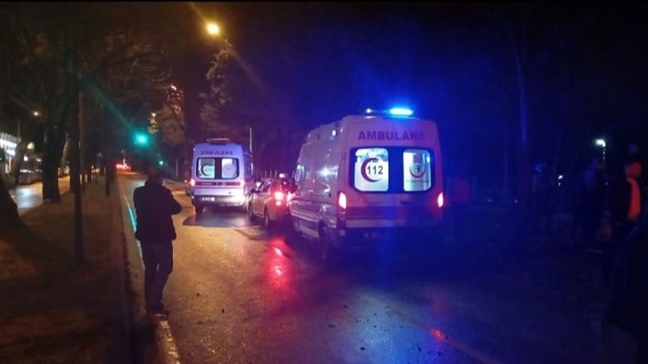 Bursa Osmangazi'de otomobil kaldırıma çarptı: 2 ağır yaralı