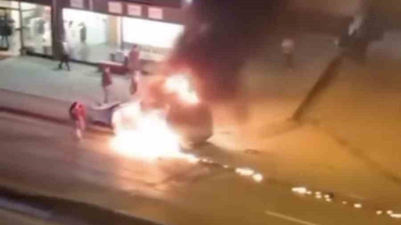 Bursa Soğanlı Mahallesi'nde park halindeki araç alev aldı