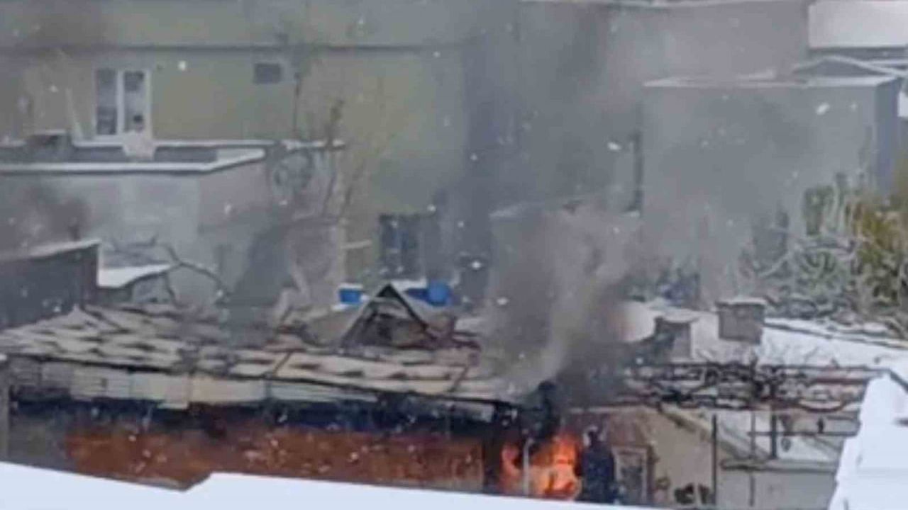 Bursa Yıldırım Yeşilyayla'da çatı katı yangını kontrol altına alındı