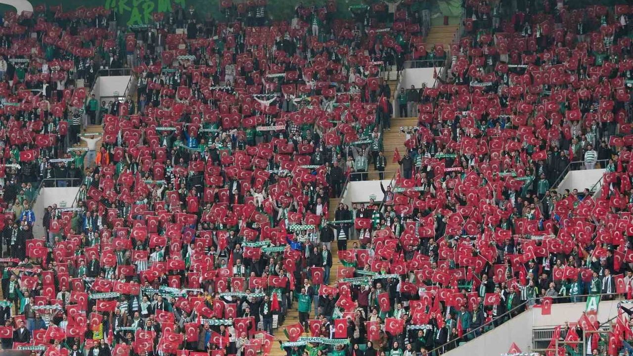Bursaspor tribünleri 40 bin Türk bayrağıyla donatıldı