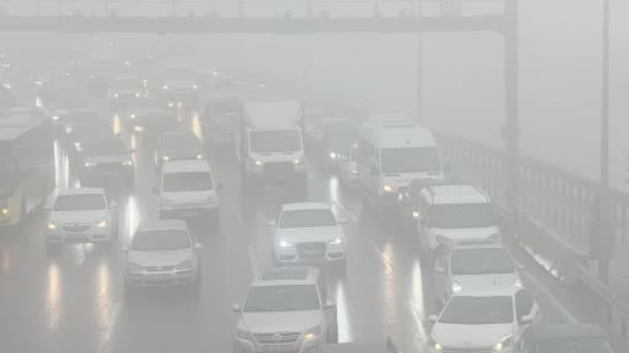 Büyükçekmece'de ani sis görüşü düşürdü, trafikte yoğunluk oluştu