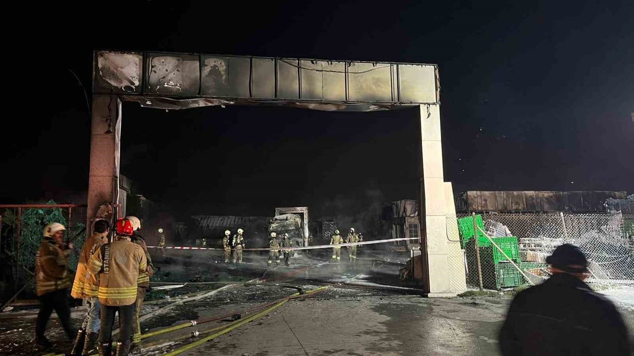 Büyükçekmece'de depo yangını söndürüldü