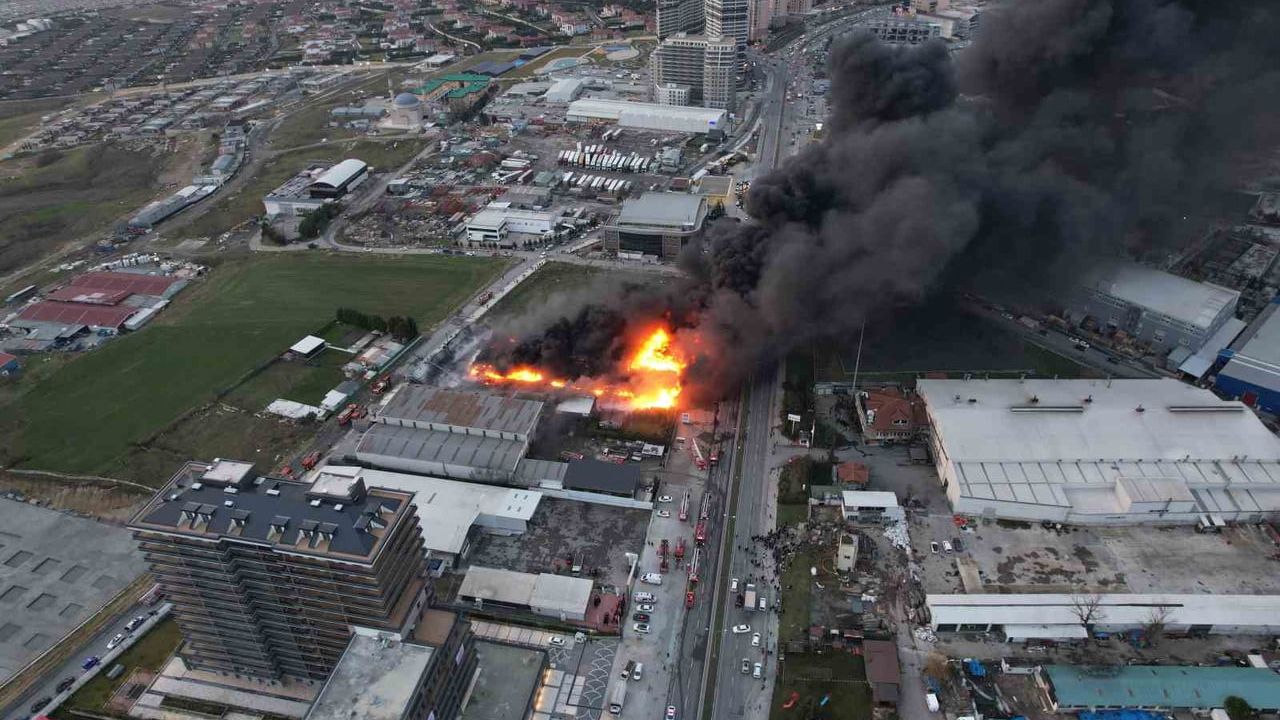 Büyükçekmece'de plastik kasa fabrikasında yangın