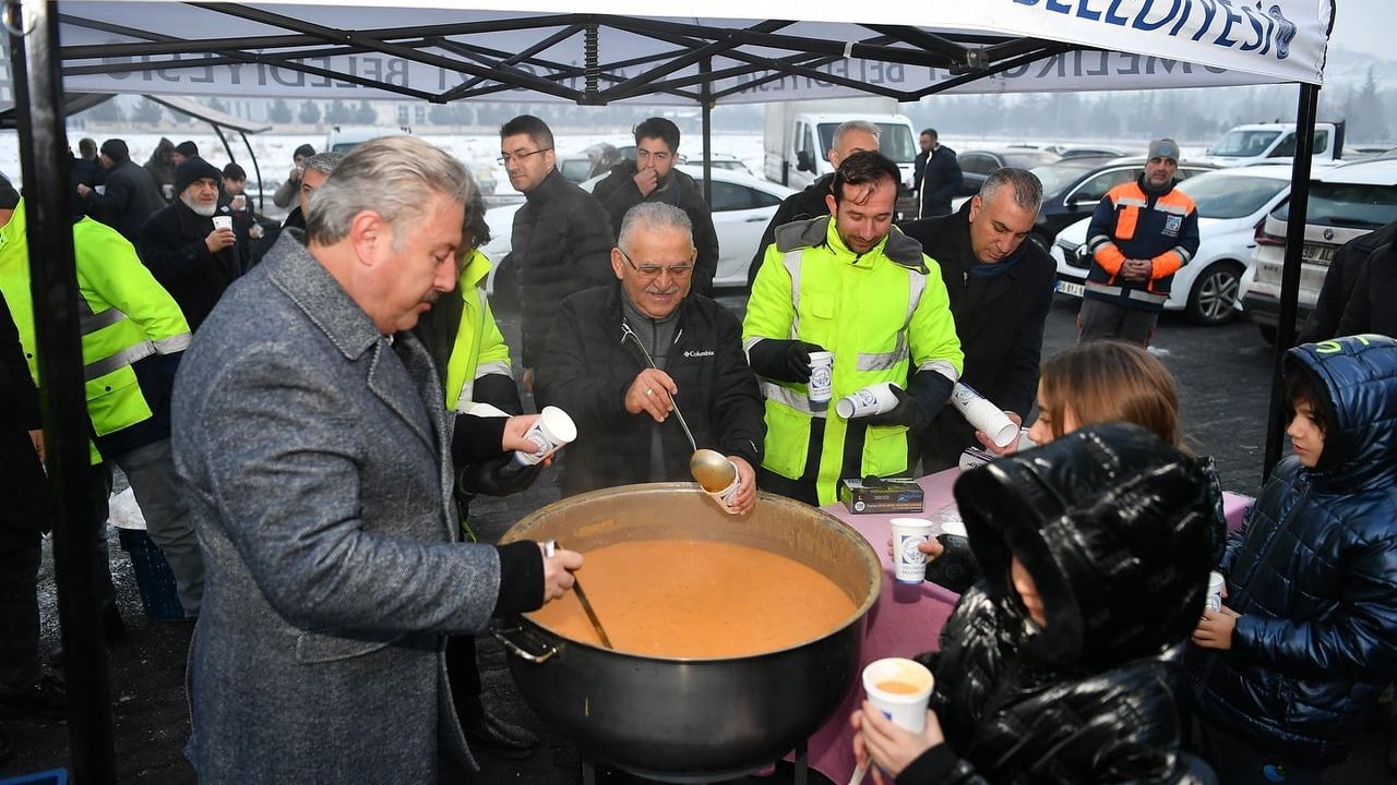 Büyükkılıç Bayırbaş Şehitler Camii'nde sabah namazında vatandaşlarla buluştu