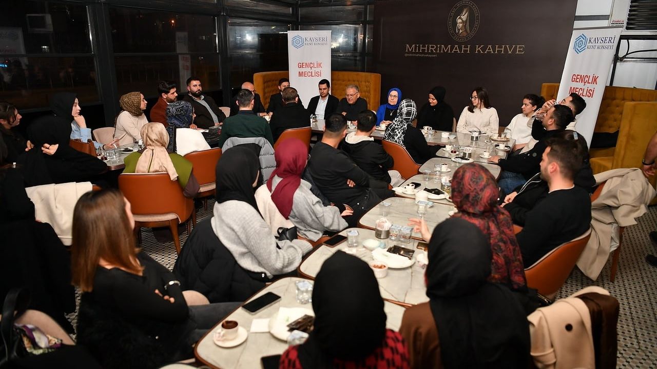 Büyükkılıç, Kayseri’nin gençleriyle çay ve kahve eşliğinde buluştu
