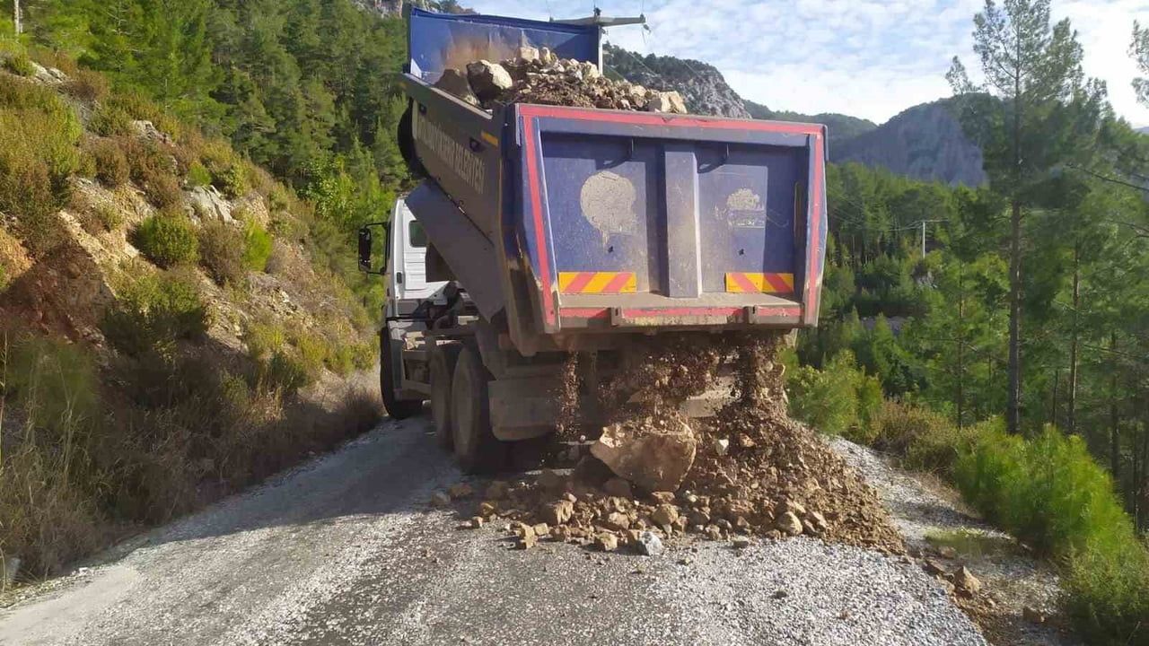Büyükşehir ekipleri Antalya’daki yağış hasarlarını gideriyor