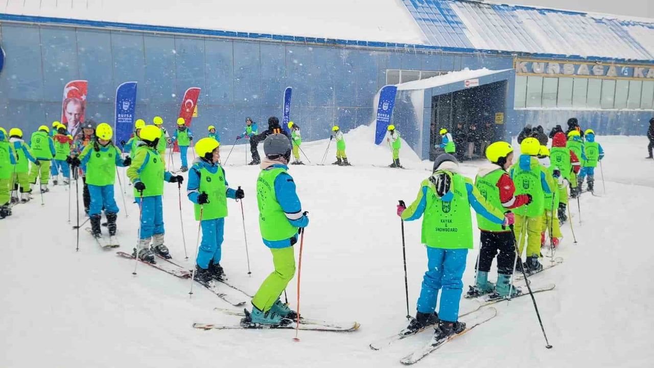 Büyükşehir'in '1000 Çocuk Kayak' Projesi Uludağ’da Sürüyor