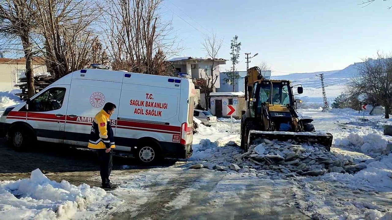 Buzlanan yolda mahsur kalan ambulansa müdahale: Anne ve bebek hastaneye ulaştırıldı