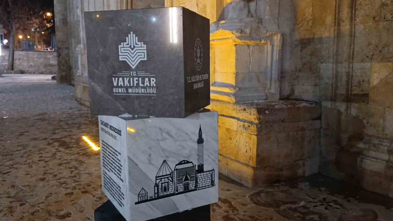 Cacabey Medresesi'nde yağış sonrası kova önlemi tepkilere neden oldu