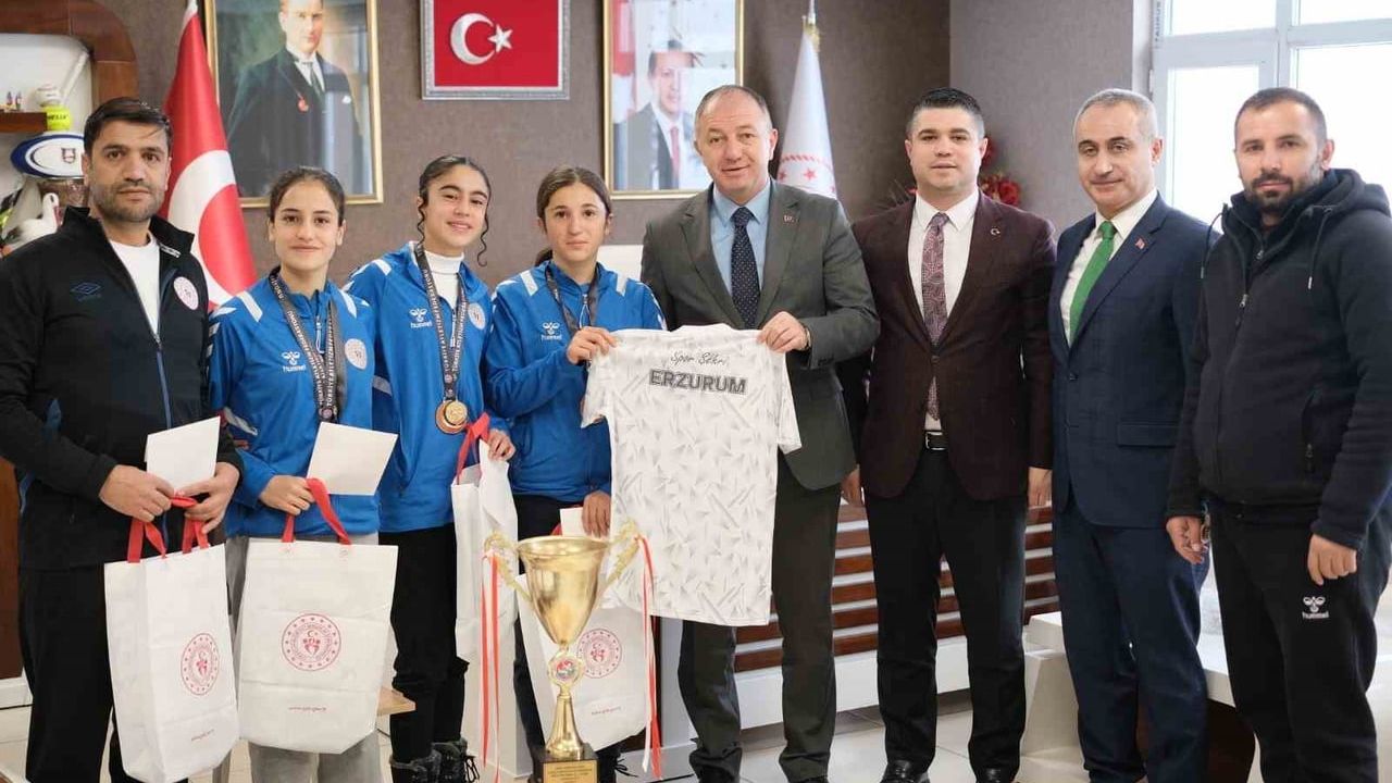 Çakmur, Eşref Aydın Kros Ligi şampiyonlarını ödüllendirdi