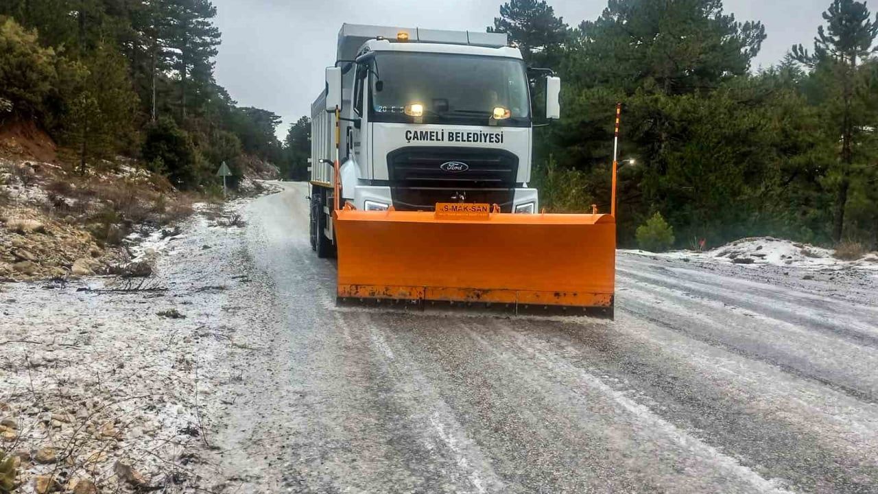 Çameli Belediyesi yeni tuzlama aracıyla kış tedbirlerini güçlendirdi