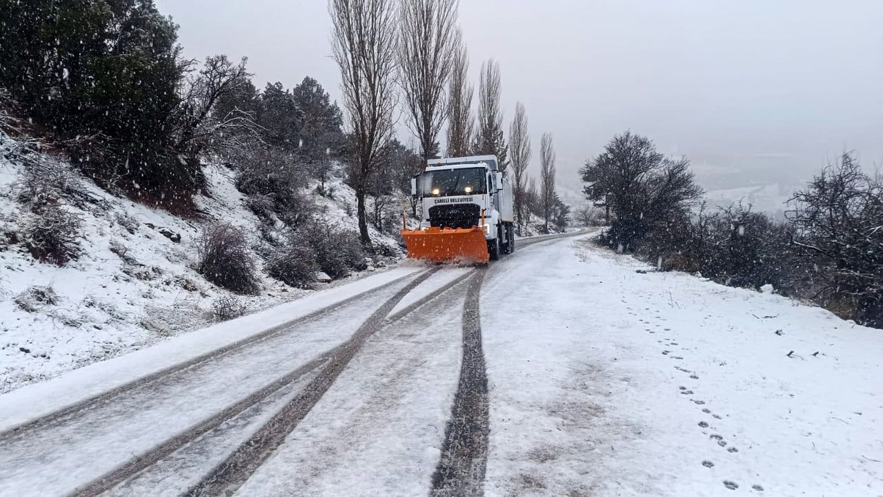 Çameli’de Belediye Ekipleri Karla Mücadeleyi Sürdürüyor