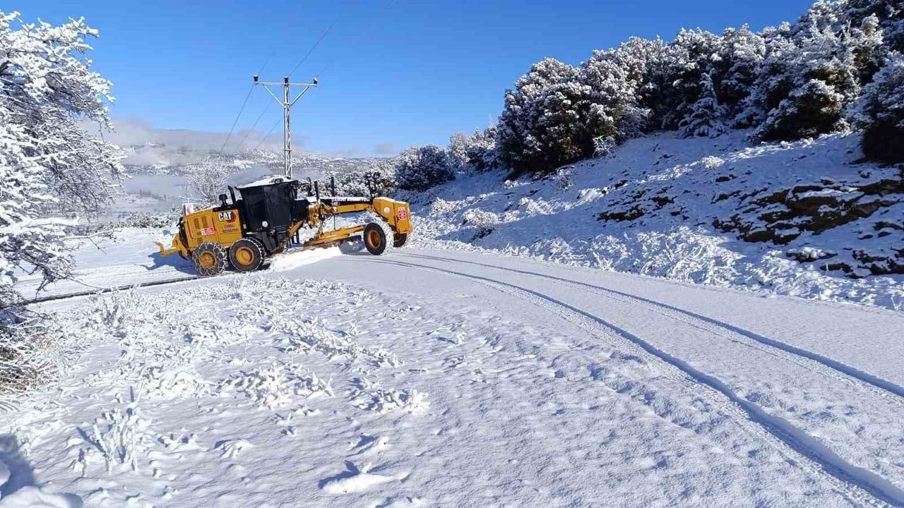 Çameli'de karla mücadele aralıksız sürüyor
