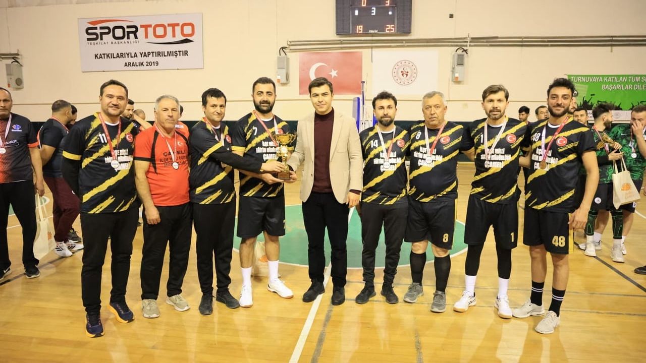 Çameli'de Kurumlar ve Mahalleler Arası Voleybol Turnuvası Sona Erdi