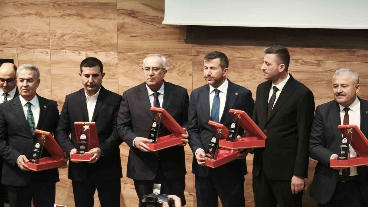 Çameli’ni İleri Taşıyan Başkan Arslan’a '2025 Yılının En Başarılı İlçe Belediye Başkanı' Ödülü