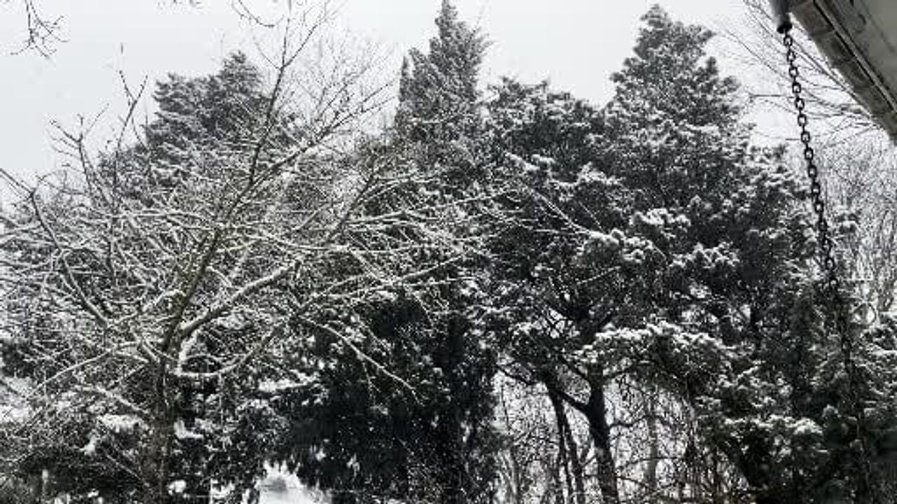 Çamlıca Tepesi beyaza büründü: Çocukların kartopu keyfi
