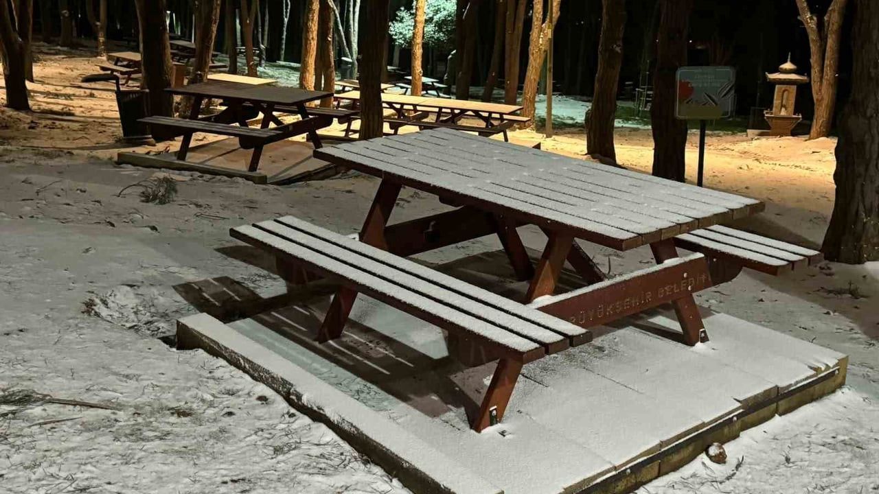 Çamlıca Tepesi beyaza büründü: İstanbul'da kar sürprizi