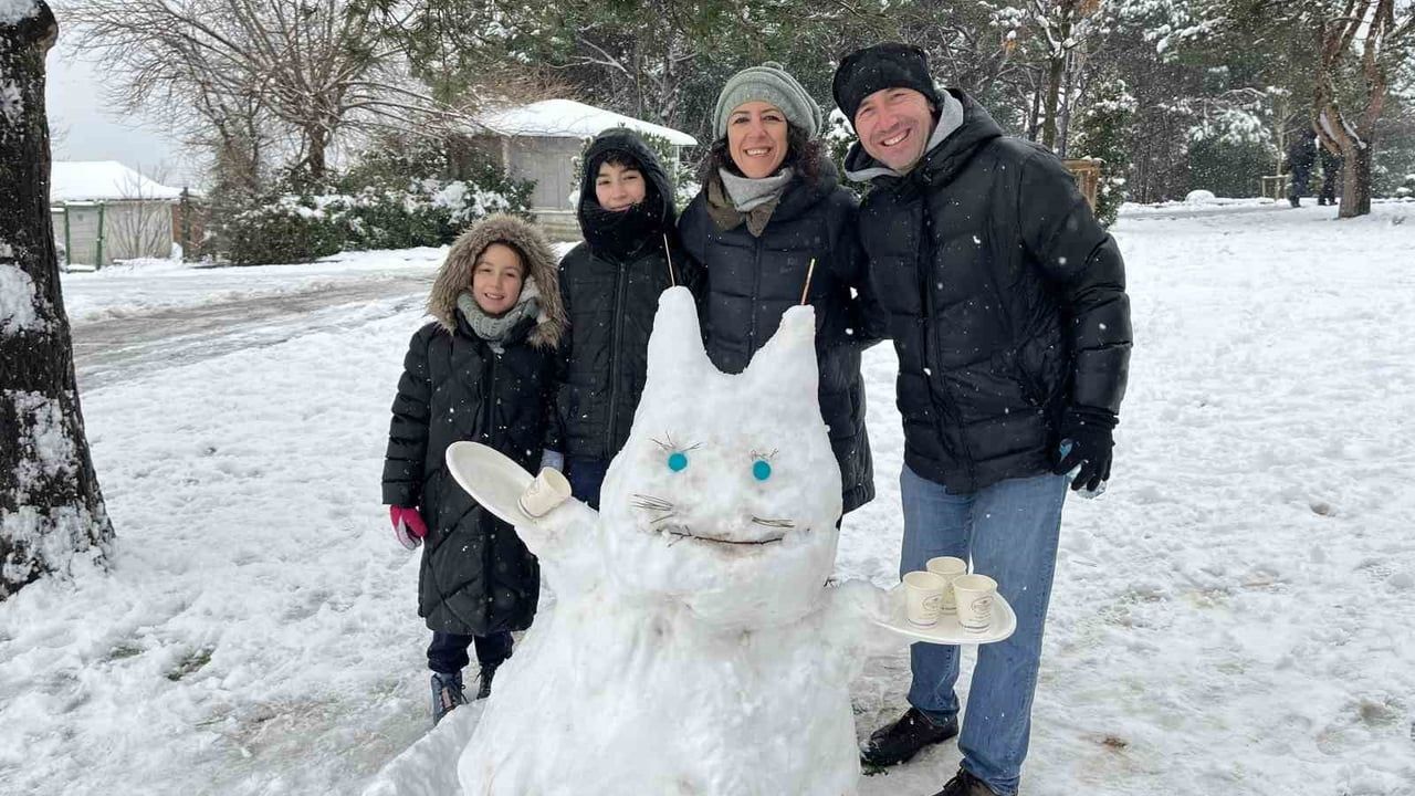 Çamlıca Tepesi'nde kar sevinci: Çocuklar kartopu oynadı