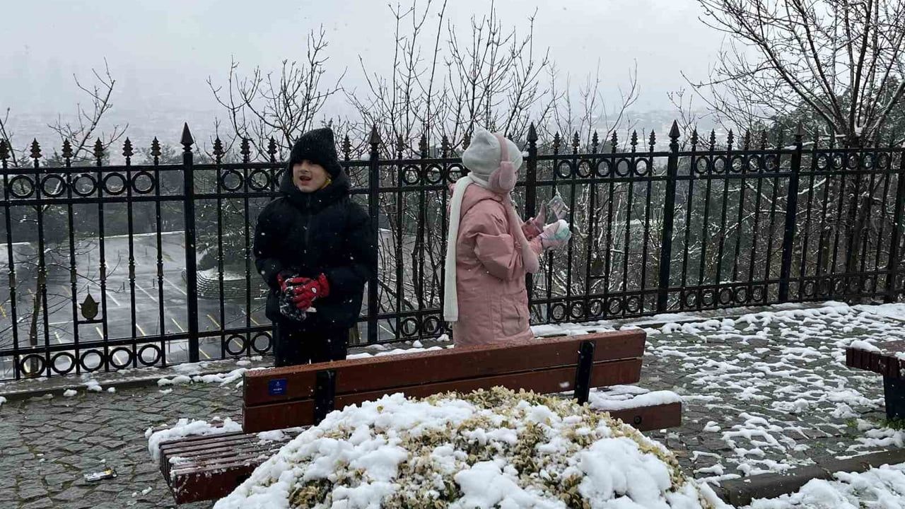 Çamlıca Tepesi'nde Kar Topu Coşkusu