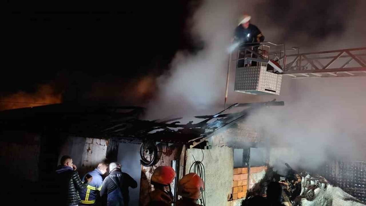 Çan'da samanlık yangını: 1 otomobil ve 1 motosiklet kullanılmaz hale geldi