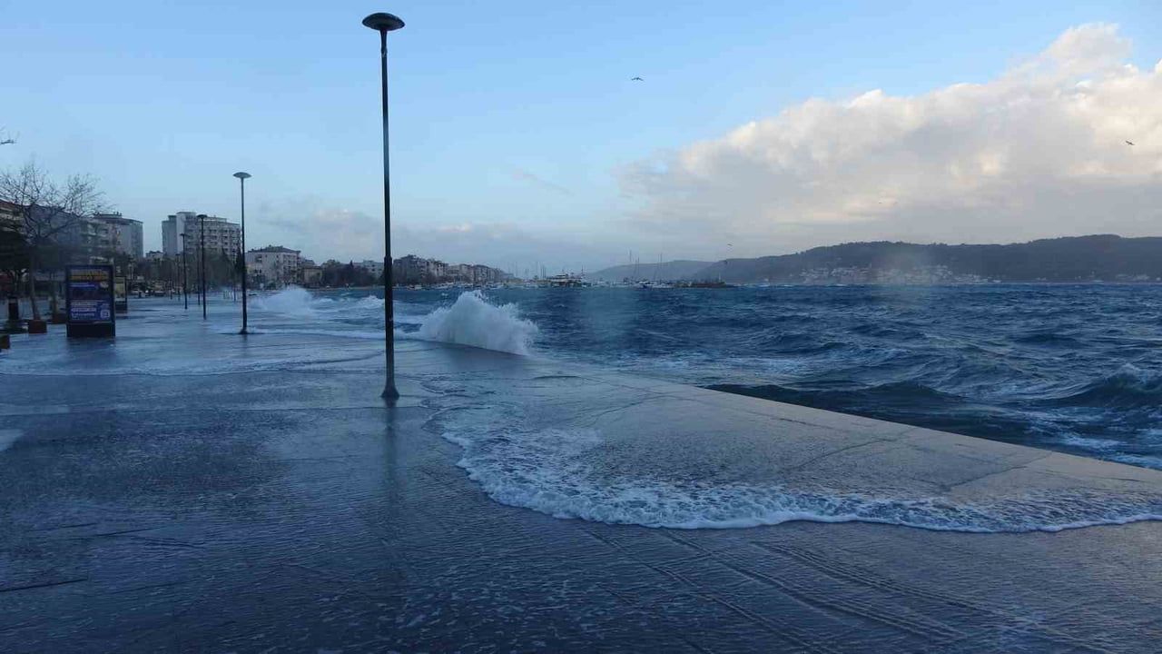 Çanakkale Boğazı lodos nedeniyle çift yönlü geçici olarak kapatıldı