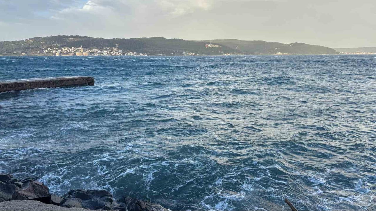 Çanakkale Boğazı'nda feribot seferleri yeniden başladı
