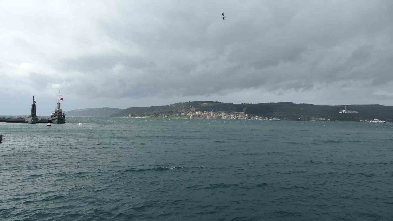 Çanakkale Boğazı'nda fırtına nedeniyle gemi trafiği durdu