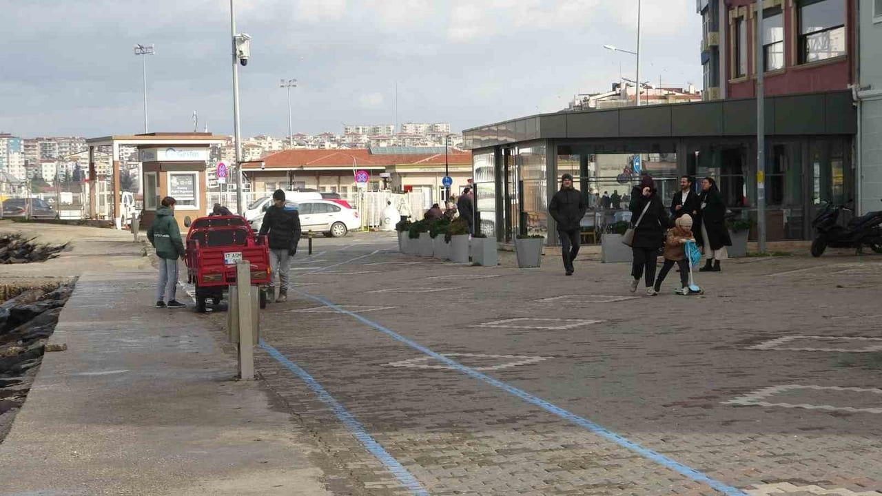 Çanakkale Boğazı'nda lodos nedeniyle transit gemi geçişleri askıya alındı