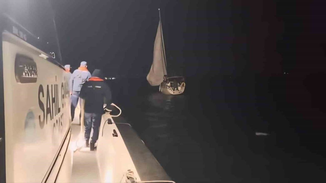 Çanakkale Boğazı'nda makine arızası yaşayan yelkenli kurtarıldı