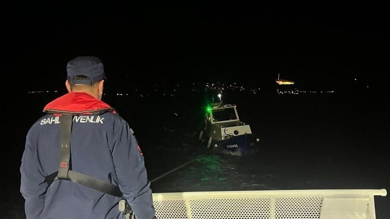 Çanakkale Boğazı'nda motor arızası yaşayan teknedeki 3 kişi kurtarıldı