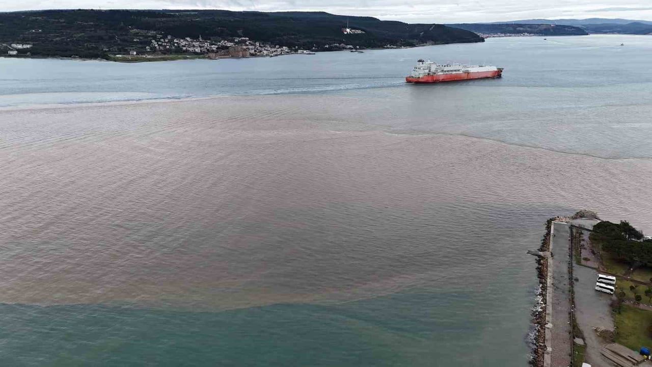 Çanakkale Boğazı'nda sağanak sonrası denizde renk ayrışması