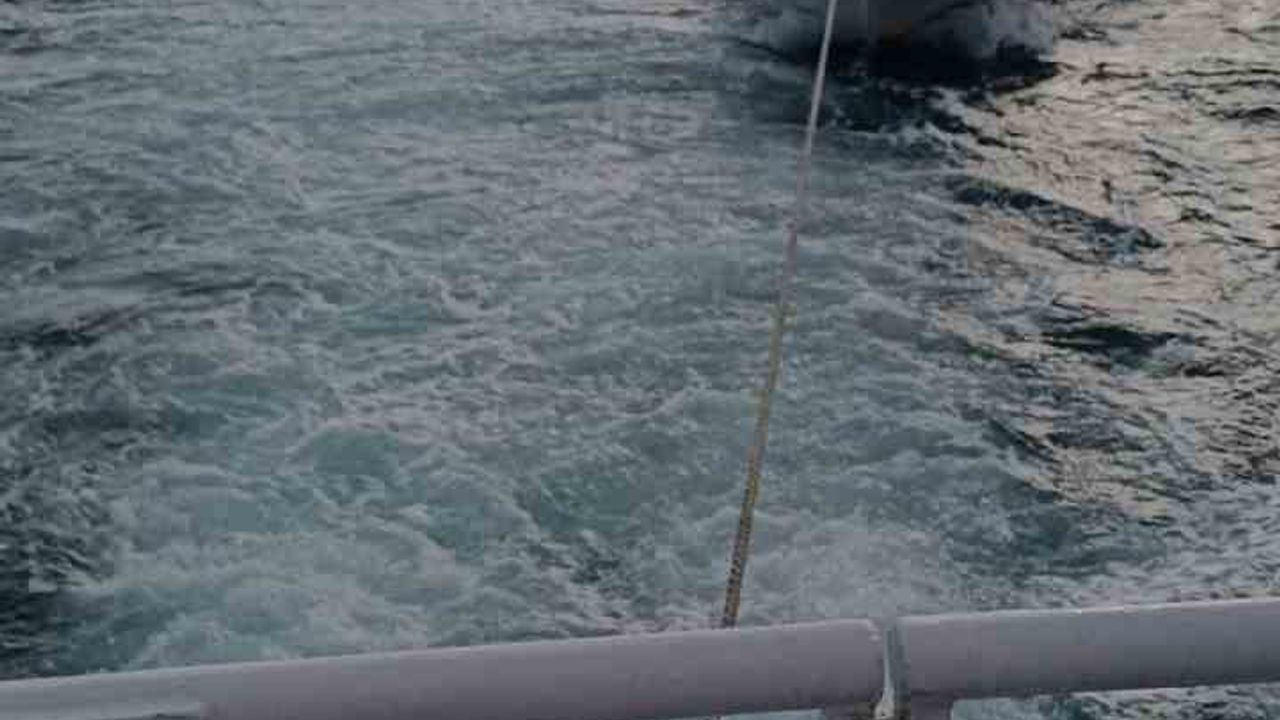 Çanakkale Boğazı'nda sürüklenen 7 metrelik tekne Eceabat'ta kurtarıldı