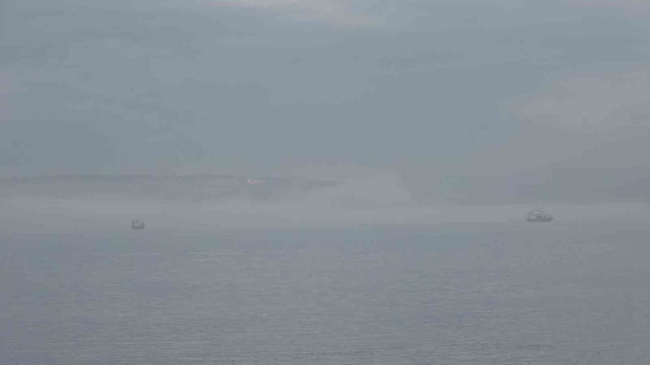 Çanakkale Boğazı sis nedeniyle gemi trafiğine kapatıldı