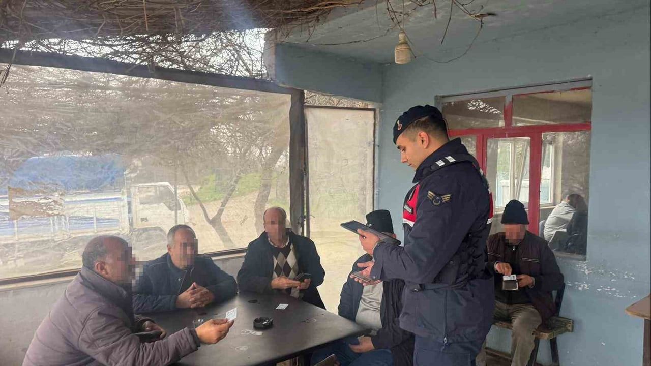 Çanakkale'de Jandarma 'Huzurlu Sokaklar' Uygulamasında 22 Şüpheli Yakalandı