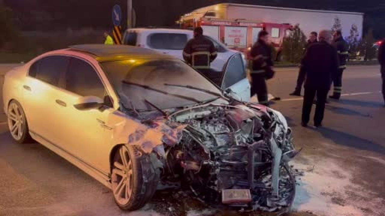 Çanakkale'de kavşakta iki otomobil çarpıştı: 5 yaralı