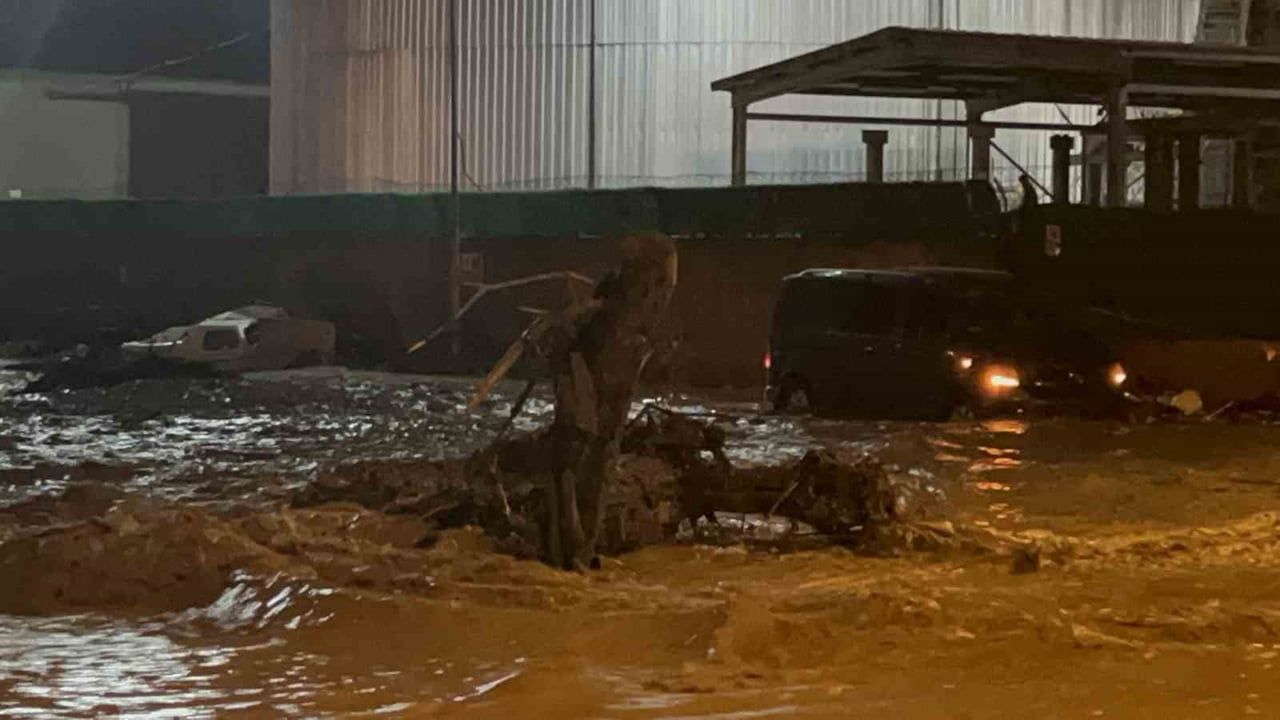 Çanakkale'de Kepez Çayı taştı: Sahil yolu trafiğe kapatıldı
