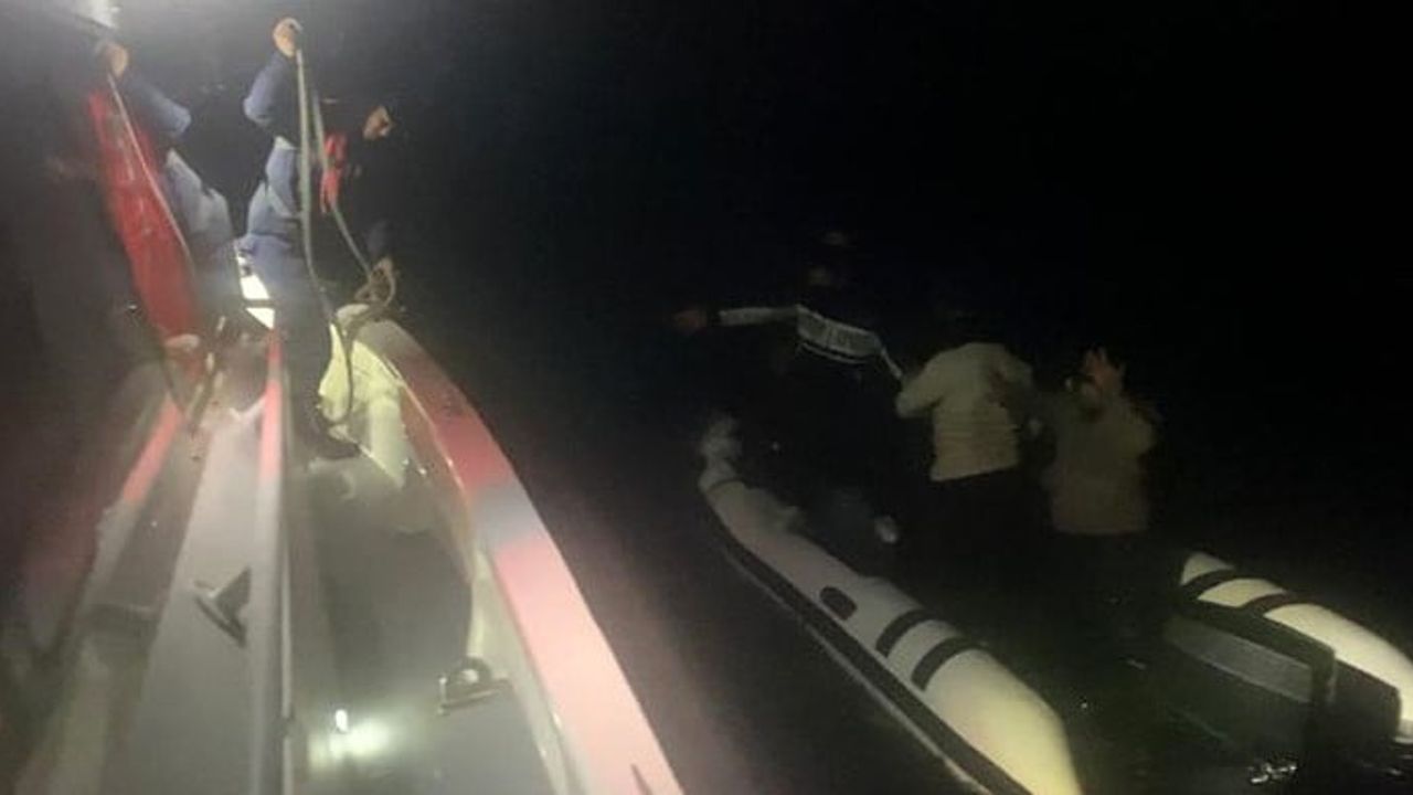 Çanakkale'de lastik bot arızası sonrası 8 kaçak göçmen kurtarıldı