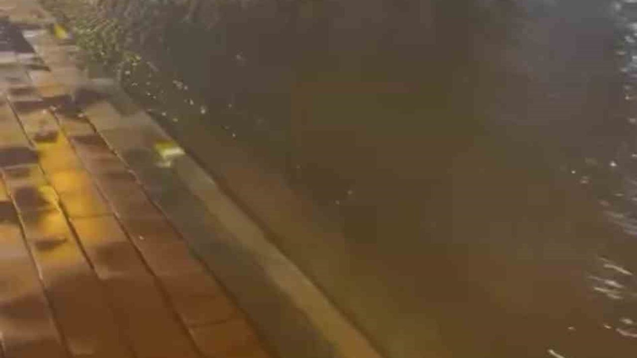 Çanakkale’de sağanak sonrası cadde ve sokaklar göle döndü