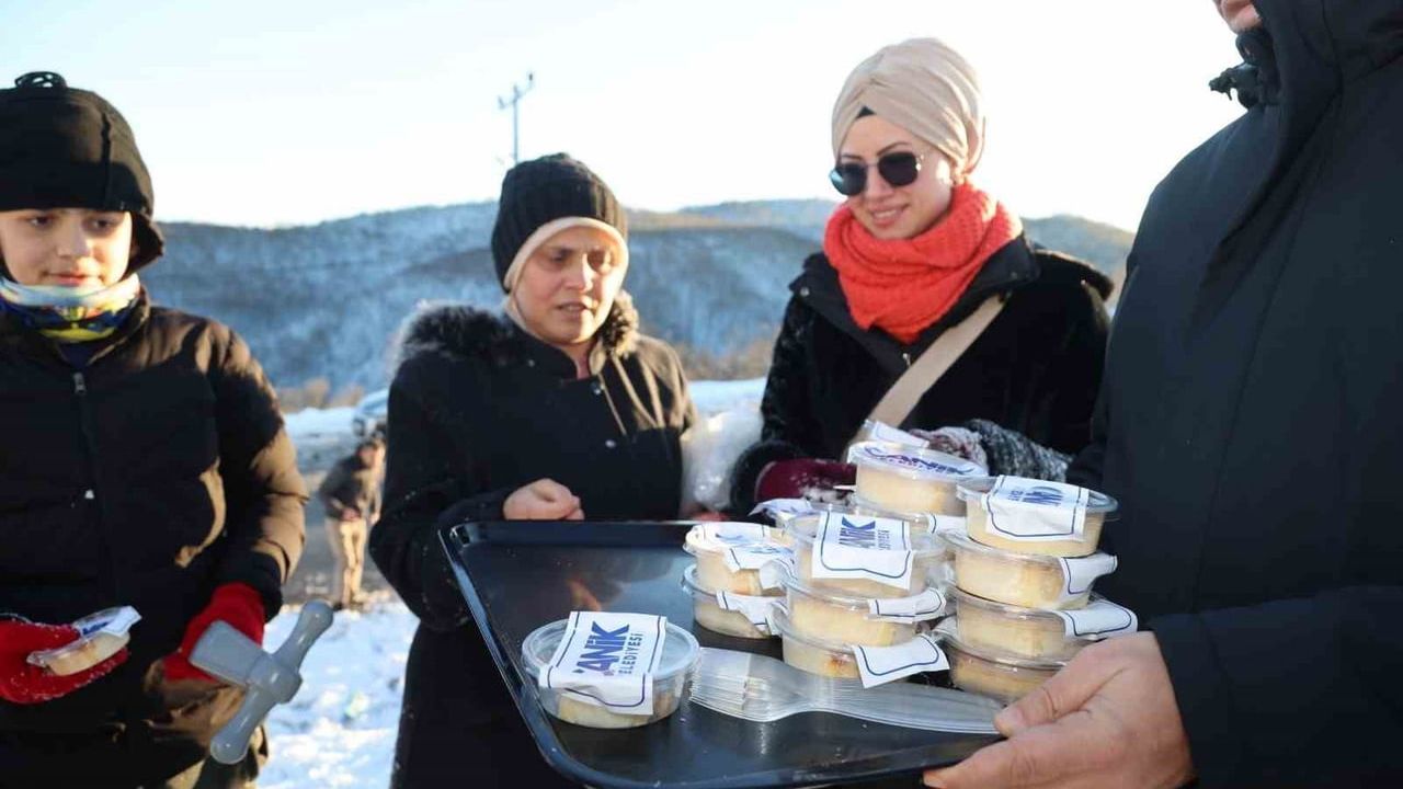 Canik’te kar çalışmaları sürerken sıcak ikramlar gönülleri ısıttı