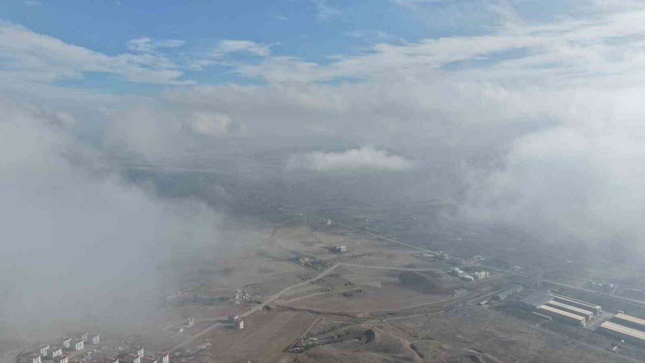 Çankırı'da Sis Kent Üzerini Beyaz Bir Örtüye Dönüştürdü