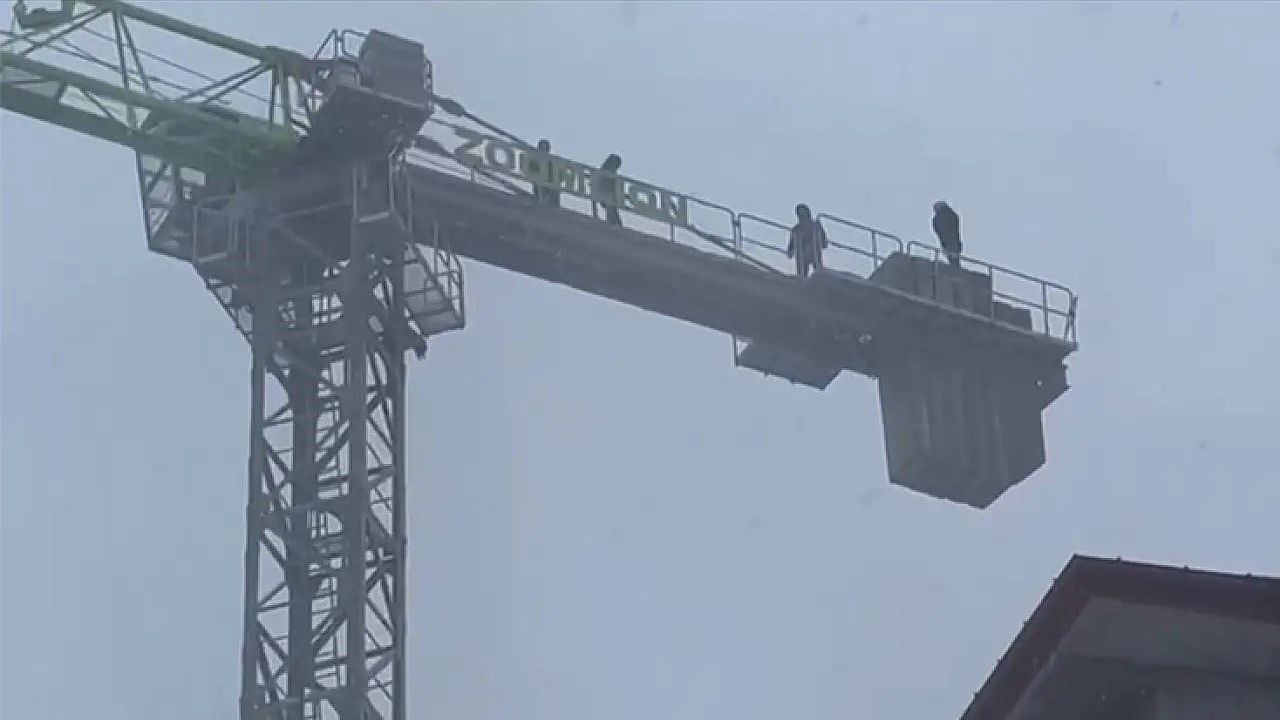 Çarşamba'da toplu konut şantiyesinde işçiler kule vince çıkarak intihar girişiminde bulundu