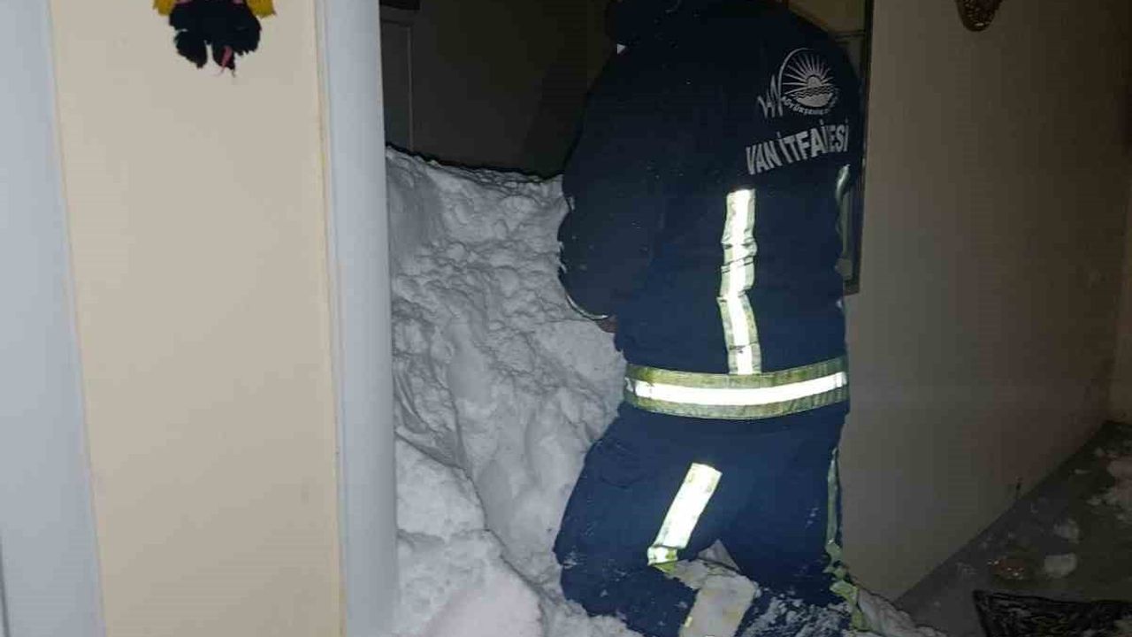 Çatak’ta çığ felaketi: 1 kişi kayıp, 22 hane tahliye edildi