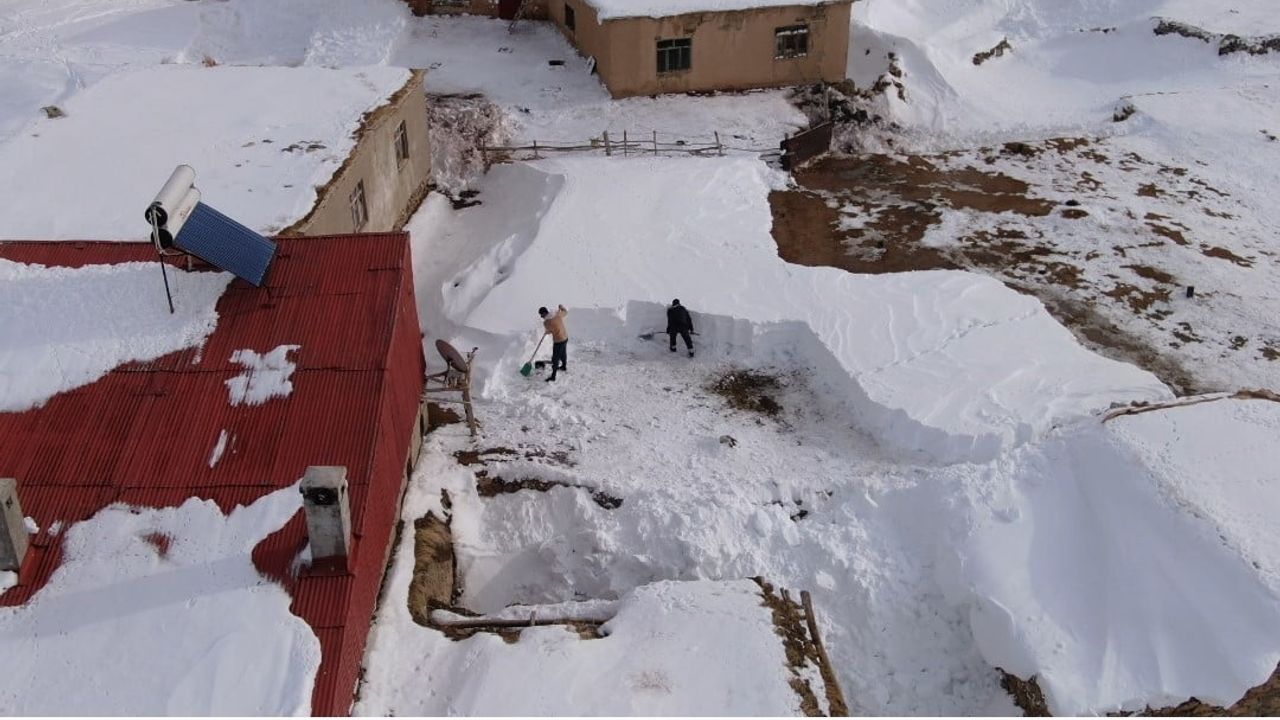 Çatak’ta damlarda kar temizleme çalışmaları başladı