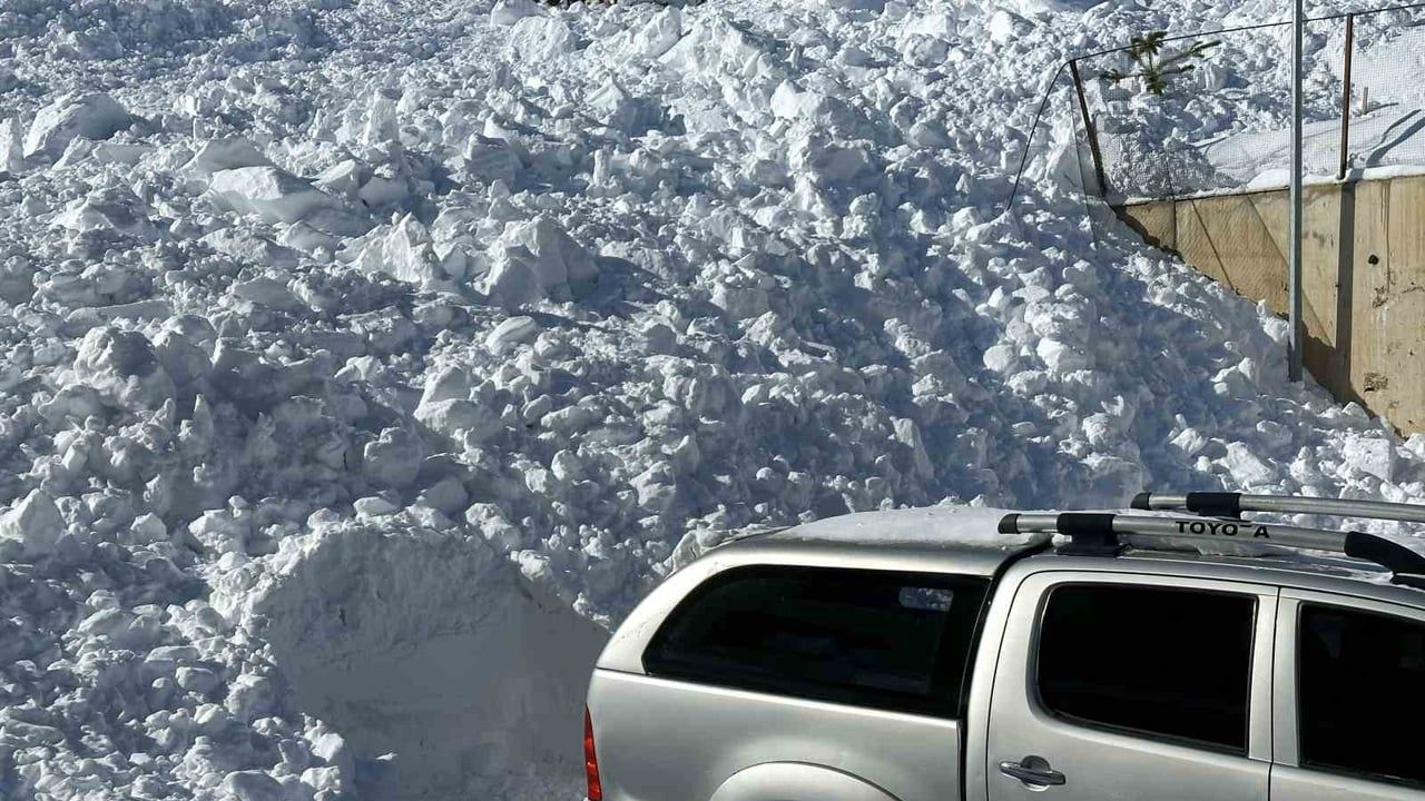 Çatak’ta iki çığ Adnan Menderes Mahallesi'ni etkiledi