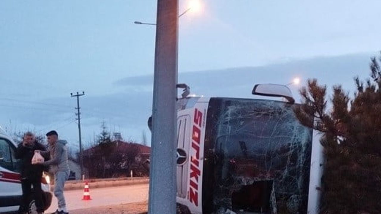 Çavdır'da yolcu otobüsü buzlanma nedeniyle devrildi: 12 yaralı